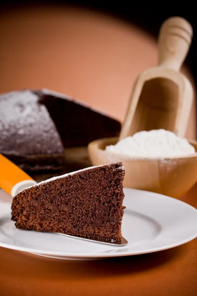 Choklad tårta med ingredienser — Stockfoto