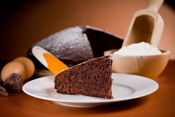 Chocolate cake met ingrediënten — Stockfoto
