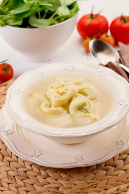 et suyu içinde tortellini