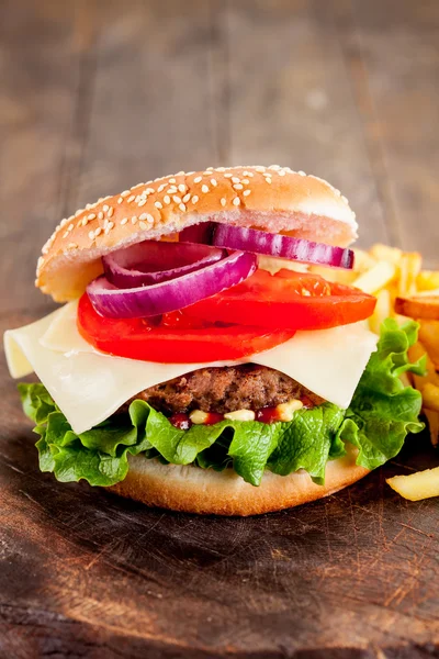 Hamburger met frietjes — Stockfoto