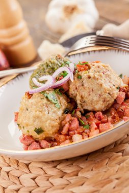 Tris canederli makarna pastırma ve tereyağı ile