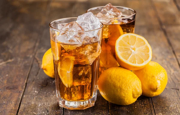 Té de hielo de limón en mesa de madera —  Fotos de Stock