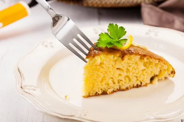 Gâteau éponge citron sur table en bois blanc — Photo