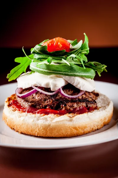 Roka ve mozzarella ile İtalyan burger — Stok fotoğraf