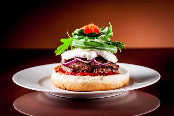 Italian Burger with Arugula and Mozzarella — Stock Photo, Image