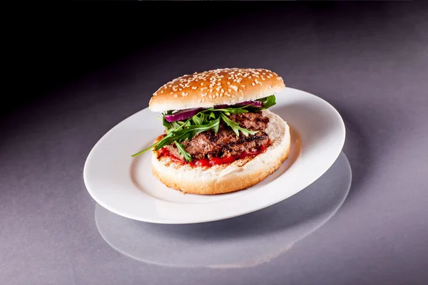 Hamburger met rucola op grijze oppervlak — Stockfoto
