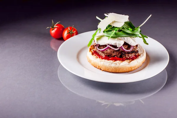 Italské hamburger s rukolou a mozzarellou — Stock fotografie