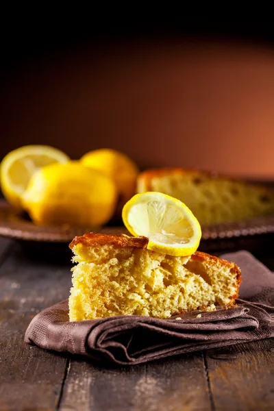 Gâteau au citron sur table en bois — Photo
