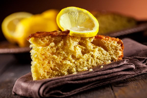 나무 테이블에 레몬 케이크 — 스톡 사진