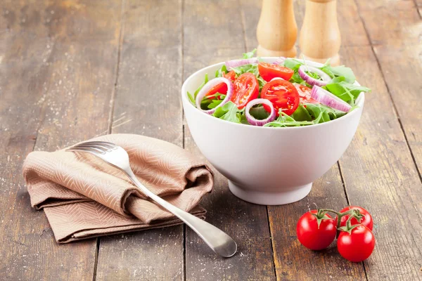 Salada de Arugula com tomates e anéis de cebola — Fotografia de Stock