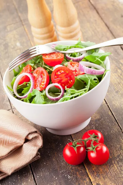 Arugula Salad with tomatoes and onion rings — Stock Photo, Image