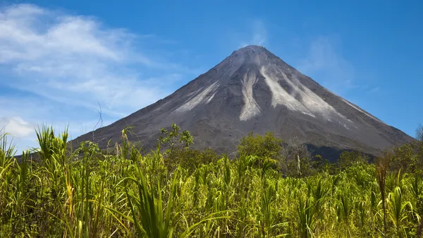 Стороні активний вулкан Ареналь — стокове фото