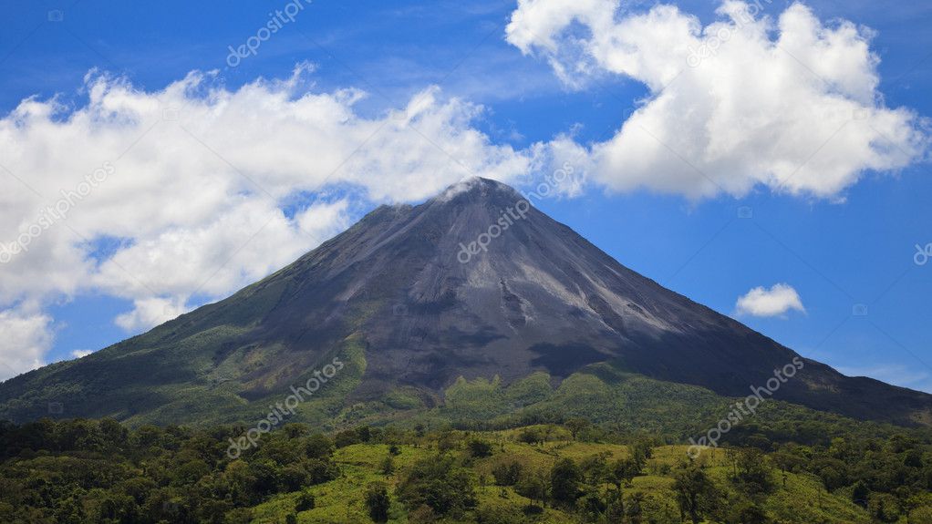  Panorama  du volcan  Arenal image  libre de droit par nstanev 