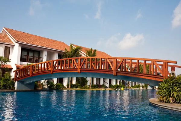 Мост на курорте — стоковое фото