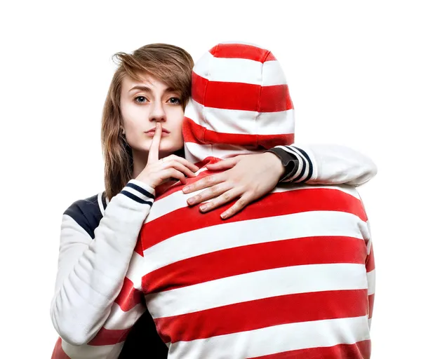 Meisje knuffelen een jonge man in de kap — Stockfoto