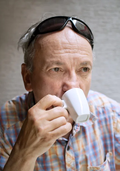 Old man drinking cup of coffee — Stock Photo, Image