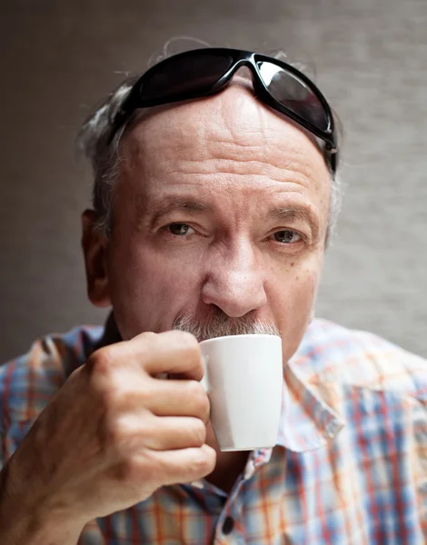 Oude man kopje koffie te drinken — Stockfoto