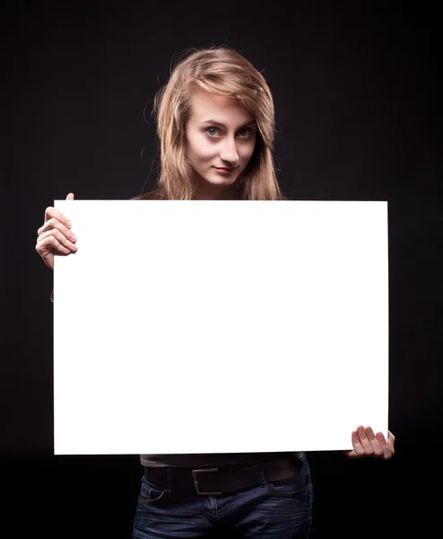 Jeune femme tenant panneau d'affichage vide — Photo