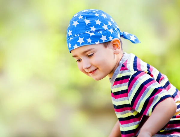 Jonge jongen dragen bandana — Stockfoto