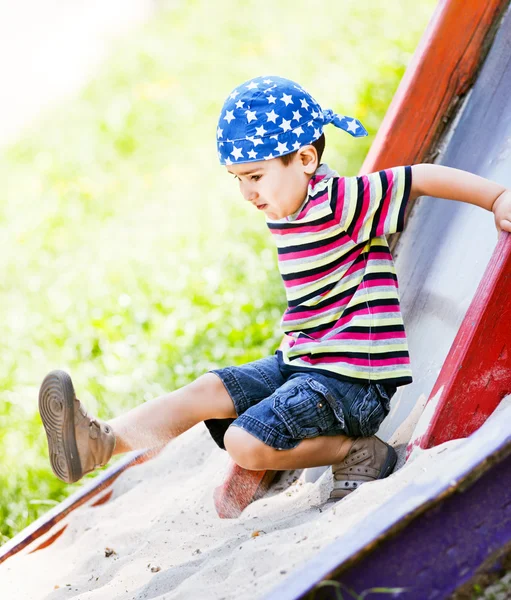 Junge spielt auf Rutsche — Stockfoto