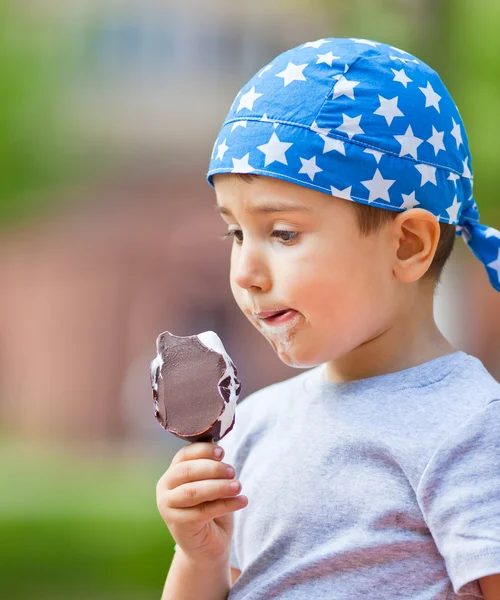 A fiú jégkrémet eszik. — Stock Fotó