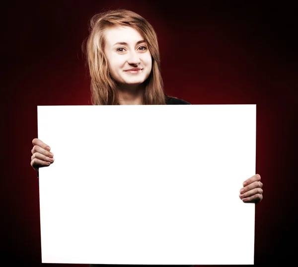 Νεαρή γυναίκα εκμετάλλευση άδειο billboard — Φωτογραφία Αρχείου
