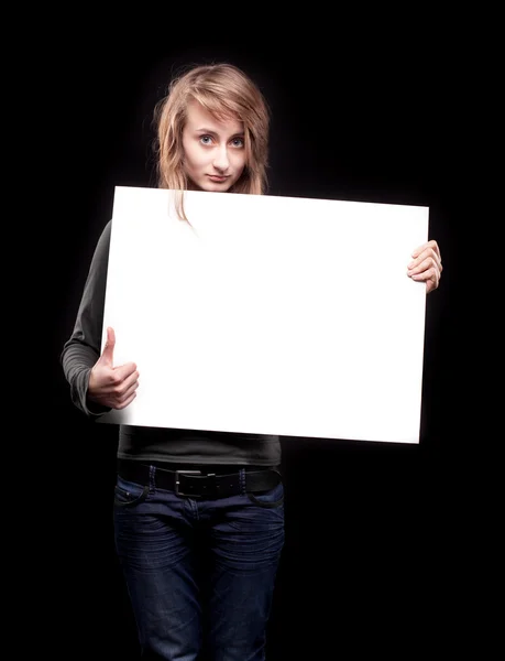Νεαρή γυναίκα εκμετάλλευση άδειο billboard — Φωτογραφία Αρχείου