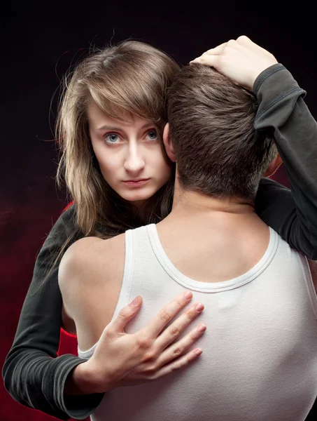Любовь - девушка обнимает молодого человека — стоковое фото