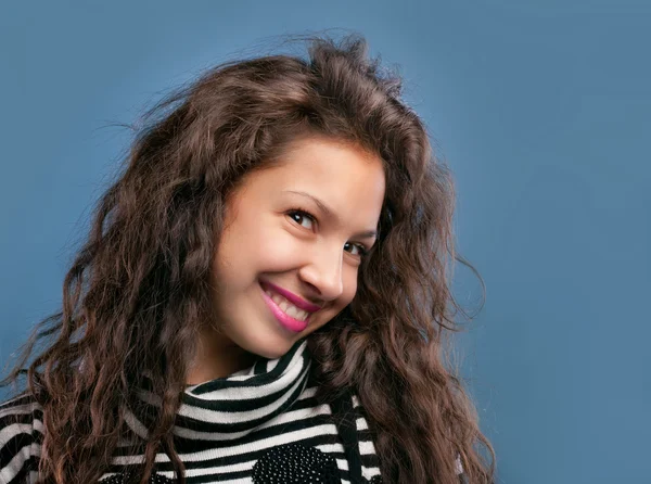 Portret van mooi lachende meisje — Stockfoto