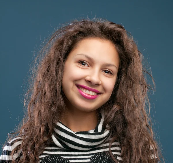 Retrato de bela menina sorridente — Fotografia de Stock