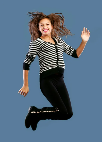 Jovem bela mulher feliz saltando — Fotografia de Stock