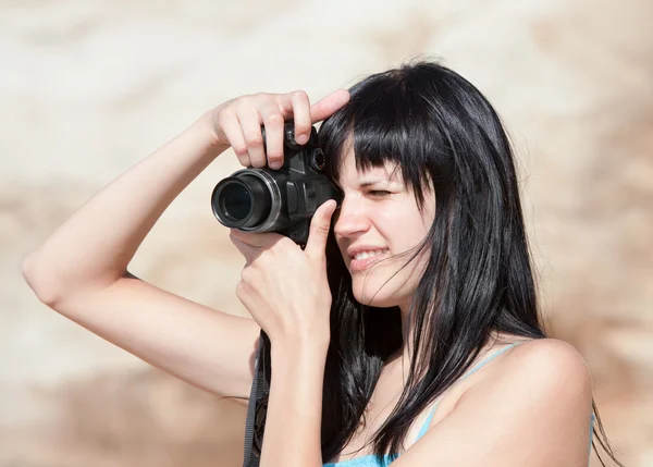 Mujer joven con cámara digital —  Fotos de Stock