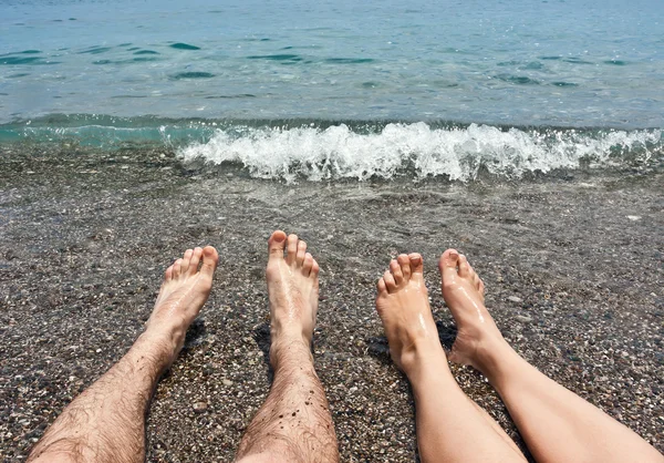 Ζευγάρι πόδια στην παραλία της θάλασσας — Φωτογραφία Αρχείου