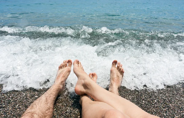 Pareja piernas en playa de mar —  Fotos de Stock