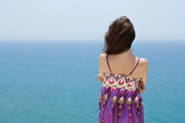 Kobieta, patrząc na morzu — Zdjęcie stockowe