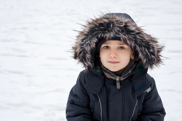Netter Junge im Schneeanzug — Stockfoto