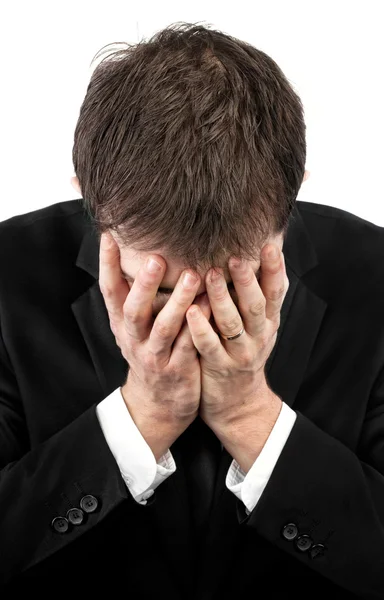 Депресивний чоловік прикриває обличчя руками — стокове фото