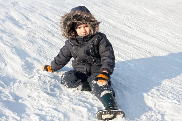 Молодий хлопчик на снігу — стокове фото