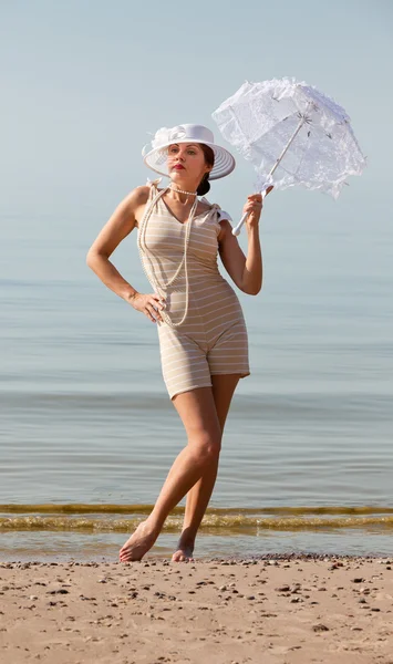 Mulher com guarda-chuva branco — Fotografia de Stock
