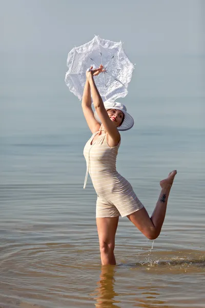 Kadın beyaz şemsiye ile — Stok fotoğraf