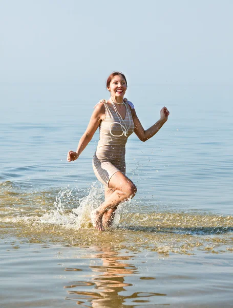 Frau läuft durchs Wasser — Stockfoto