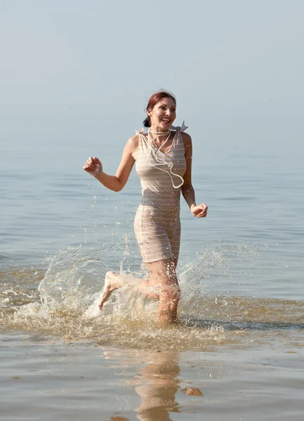 Женщина бежит по воде — стоковое фото