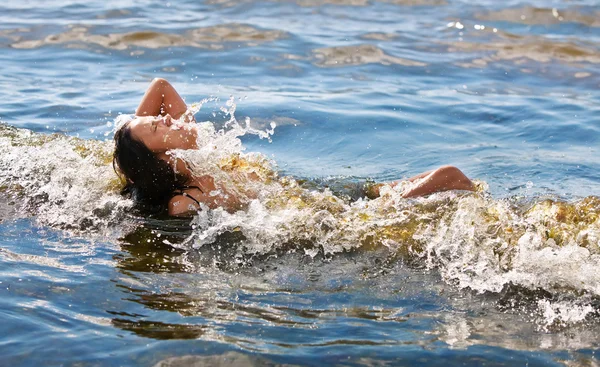 Mujer bañándose en la ola del mar — Foto de Stock