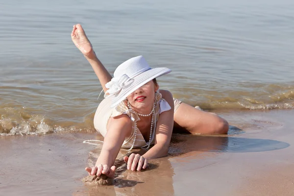 海に対してポーズ白い帽子の女 — ストック写真