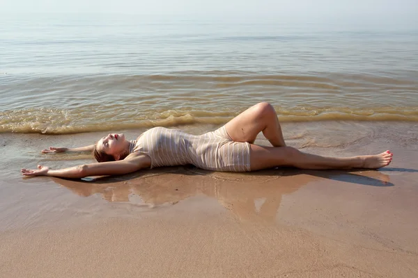 Jonge vrouw op het strand. — Stockfoto