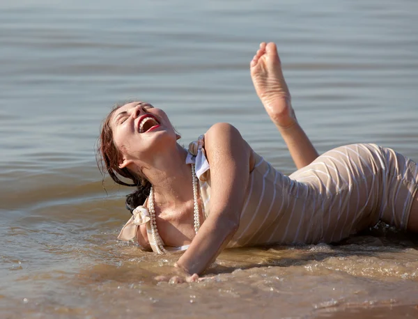 Mujer joven en la playa. — Foto de Stock
