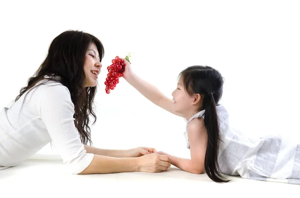 Asiatisk mor och hennes dotter på vit bakgrund — Stockfoto