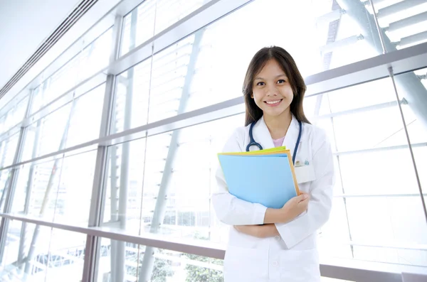 Asiatisk blandad malajiska ras medicinsk student — Stockfoto