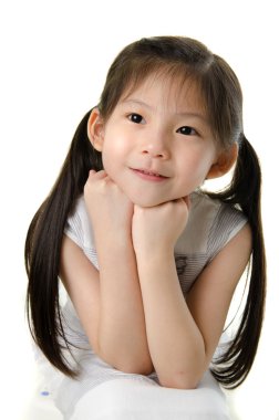 yüzünde bir gülümseme ile genç Asyalı kız.