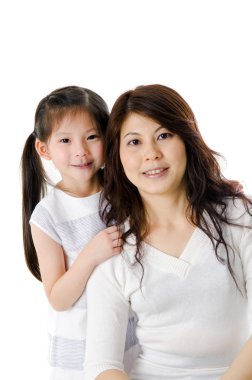 Beyaz arka planda Asyalı anne ve kızı